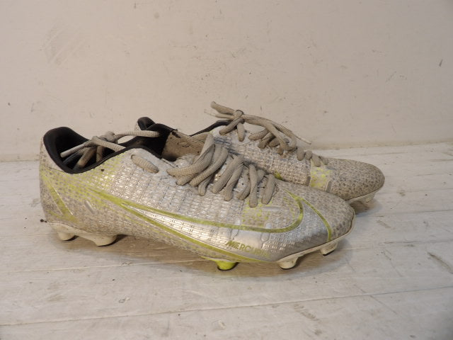 Shoes - Soccer Shoes - White - Size 5.0
