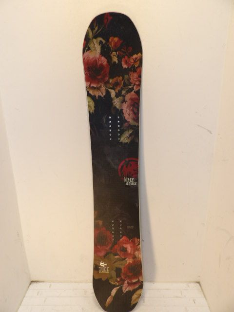 Women's Never Summer Aura Size 148cm Snowboard - Black / Roses