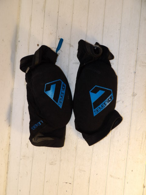 Seven iDP Transition Knee Pads - Size Large - Black/Blue