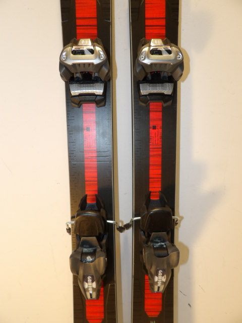 Mens Volkl M5 Mantra w/ Griffon Size 170cm Downhill Skis - Black/Red