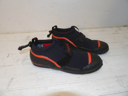Level Six Shoes - Size 7.0 - Black / Red